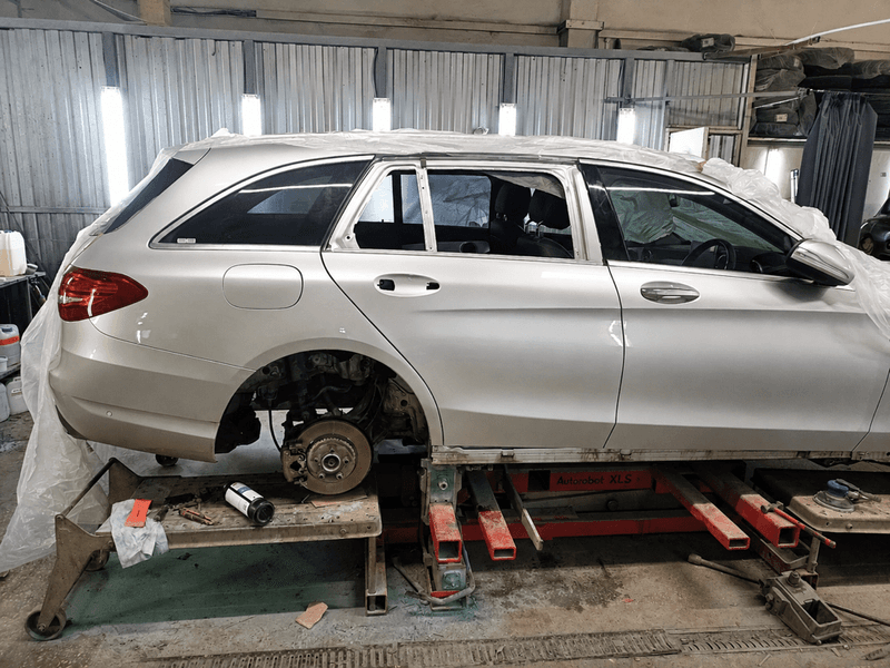 Автомобиль на подъёмнике в процессе кузовных работ